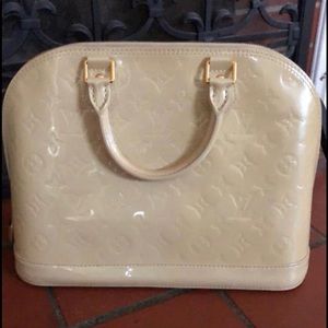 Louis Vuitton alma vet is bland corail PM